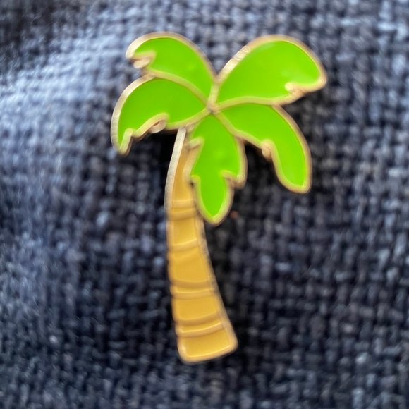 Palm Tree Enamel lapel Pin - Picture 1 of 2
